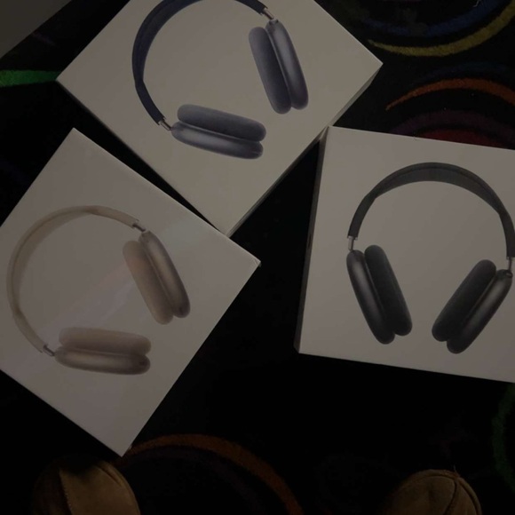 Apple AirPods Max - Black Blue and starlight
